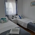 Prvi Red Do Mora * Sveti Filip i Jakov