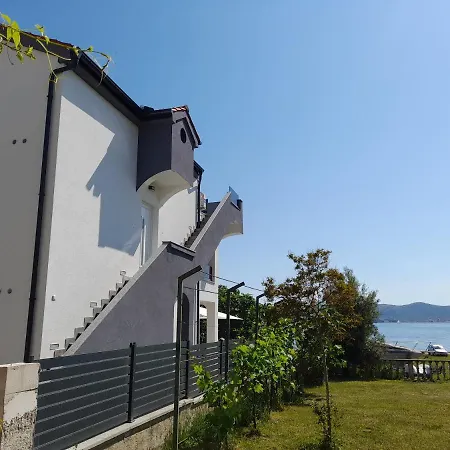 Prvi Red Do Mora Apartman *