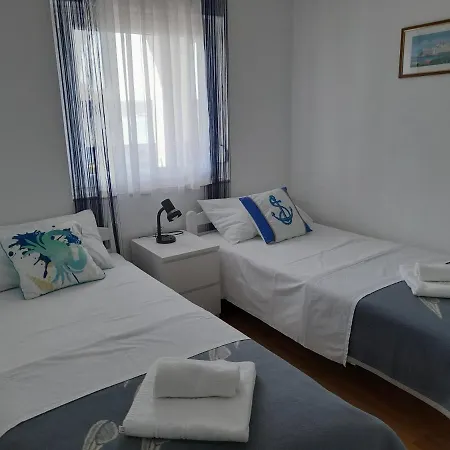 Prvi Red Do Mora * Sveti Filip i Jakov