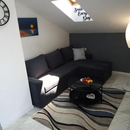 Prvi Red Do Mora Sveti Filip i Jakov