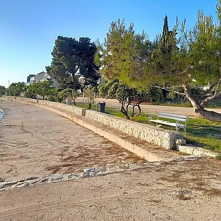 Prvi Red Do Mora Sveti Filip i Jakov