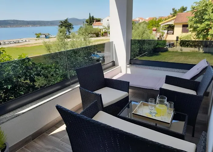 Prvi Red Do Mora Apartment Sveti Filip i Jakov